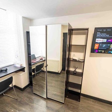 Stay Sa Cosy Equipped Studios Available 10 Mins From The City! Free Wifi &50" Smart Tv'S! Бірмінгем Екстер'єр фото
